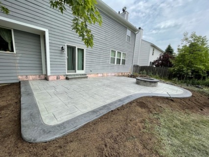 English Rivenstone - Pewter Integral - Storm Gray Release - Gray Block Fire Pit with Dark Gray Top Cap