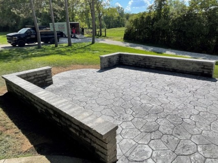 Fieldstone - Gull Gray Integral - Charcoal Release - Gray Block Seat Wall