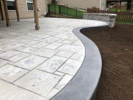 English Rivenstone - Pewter Integral - Storm Gray Release - Gray Block Seat Wall - Storm Gray Hardener Border