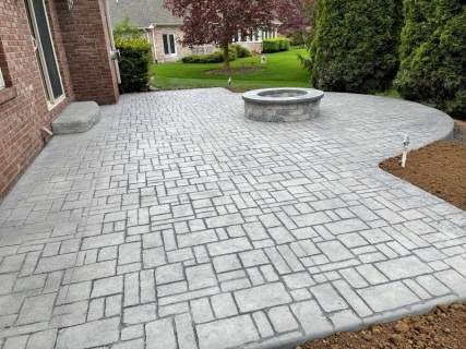 Verona Cobblestone - Pewter Integral - Storm Gray Release - Gray Block Fire Pit with Dark Gray Cap - Stone Liner Step