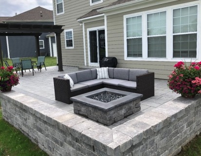 Majestic Ashlar Slate - Gull Gray Integral - Charcoal Release - Gray Block Fire Pit and Seat Wall with Dark Gray Top Cap