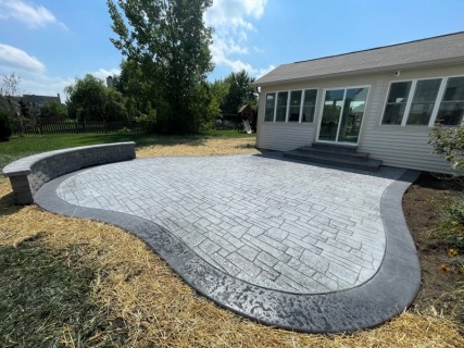 Dublin Cobblestone stamped concrete with Gull Gray integral, Charcoal release, Cape Cod hardener border and seat wall in Indianapolis Indiana – Indy Decorative Concrete