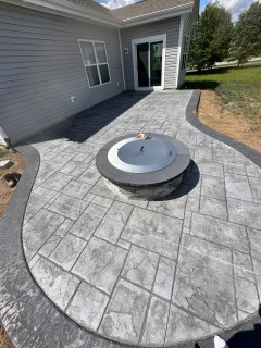 English Rivenstone - Gull Gray Integral - Charcoal Release - Charcoal Hardener Border - Gray Block Fire Pit with Dark Gray Top Cap