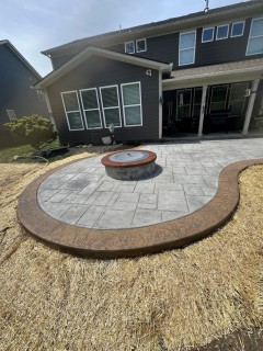 English Rivenstone stamped concrete with Pewter integral, Charcoal release, Colina Tan hardener border and wood-burning fire pit in Fishers Indiana – Indy Decorative Concrete