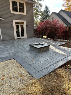 English Rivenstone - Pewter Integral - Storm Gray Release - Storm Gray Hardener Border - Gray Block Fire Pit with Dark Gray Top Cap