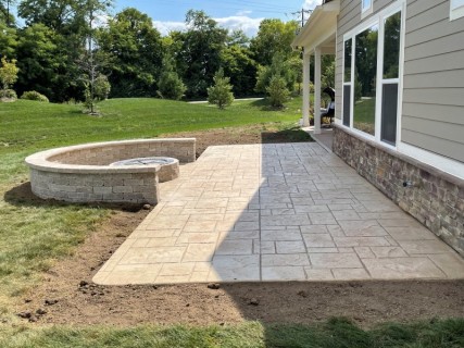 English Rivenstone - Lanon Stone Integral - Colina Tan Release - Sand Block Seat Wall and Fire Pit
