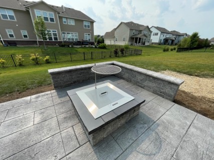 Gilpins 16-Inch Wood Plank - Gull Gray  Integral  - Charcoal Release - Gray Block Seat Wall and Fire Pit with Dark Gray Top Cap