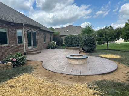 Gilpins Wood Plank stamped concrete with Mocha Brown integral, Charcoal release, stacked cantilever steps, seat wall and fire pit in Indianapolis Indiana – Indy Decorative Concrete