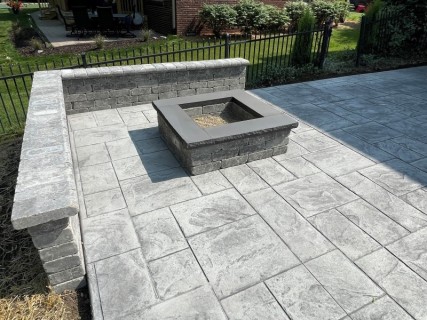 Majestic Ashlar Slate -Pewter Integral - Storm Gray Release - Gray Block Seat Wall and Fire Pit with Dark Gray Top Cal