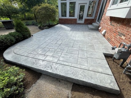 Majestic Ashlar Slate stamped concrete with Pewter integral, Storm Gray release, tooled border with no color change and stacked stone liner steps in Hamilton County Indiana – Indy Decorative Concrete