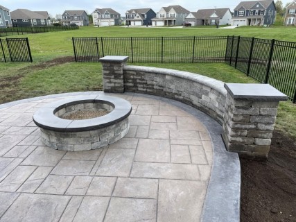Majestic Ashlar Slate -Smoke Integral - Storm Gray Release - Gray Block Seat Wall, Columns, and Fire Pit with Dark Gray Top Cap