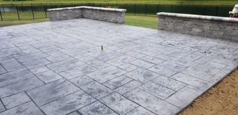 Majestic Ashlar Slate - Gull Gray Integral - Deep Charcoal Release - Gray Block Seat Wall