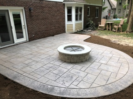 English Rivenstone - Smoke Integral - Storm Gray Release - Gray Block Fire Pit with Light Gray Top Cap