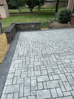 Verona Cobblestone - Pewter Integral - Charcoal Release - Storm Gray Hardener Border - Gray Block Seat Wall