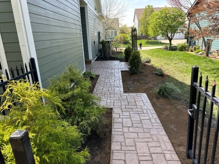 Verona Cobblestone stamped concrete with Terra Cotta tint and Charcoal release in Avon Indiana – Indy Decorative Concrete