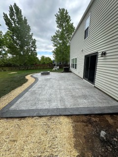 Hadley Creek stamped concrete with Pewter integral, Charcoal release, Storm Gray hardener border and gray block fire pit with dark gray top cap in Avon Indiana – Indy Decorative Concrete