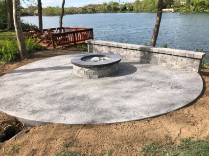 Hadley Creek Shale - Pewter Integral - Charcoal Release - Gray Block Seat Wall and Fire Pit with Dark Gray Top Cap