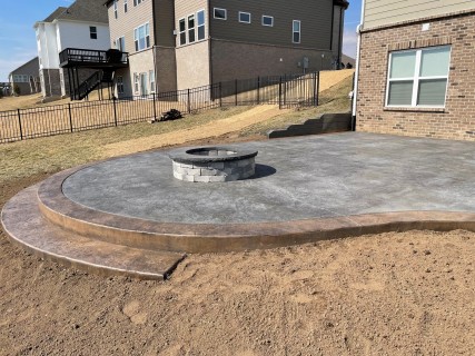 Heavy Stone stamped concrete with Gull Gray integral, Charcoal release, Colina Tan hardener border and rubbed step in Hamilton County Indiana – Indy Decorative Concrete
